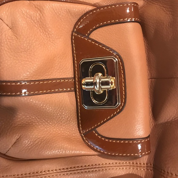 B Makowsky Shoulder Bag - Picture 3 of 6